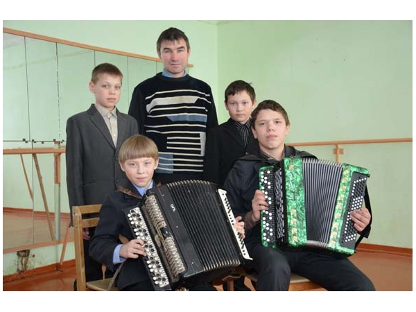 В детскую музыкальную школу «Волга» в Карамышеве поступил новый баян