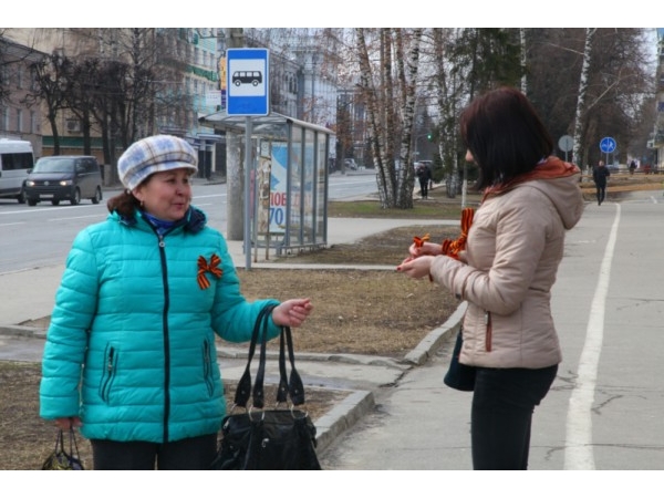 За утро волонтеры раздали жителям Чебоксар 10 тысяч георгиевских ленточек ("Мой город Чебоксары")
