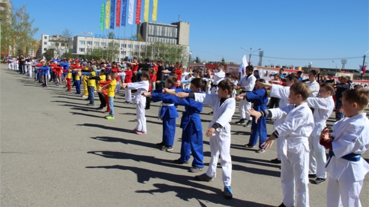 Сегодняшний день в Новочебоксарске начался с массовой зарядки и легкоатлетического пробега к 70-летию Великой Победы
