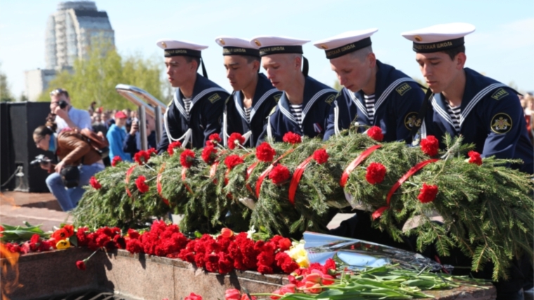В Чебоксарах прошла торжественная церемония возложения венков и цветов к Монументу Славы