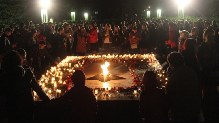 День Победы: Молодежная акция &quot;Зажги свечу памяти&quot; прошла в городе Канаше