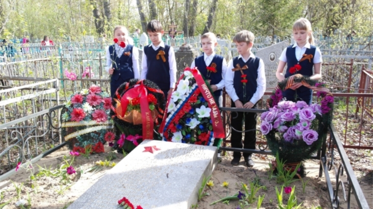 День Победы: К братским могилам на городском кладбище канашцы возложили живые цветы