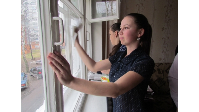 В рамках молодежной акции «Чистые окна» 116 волонтеров помогли 49 пожилым людям в уборке квартиры и помывке окон