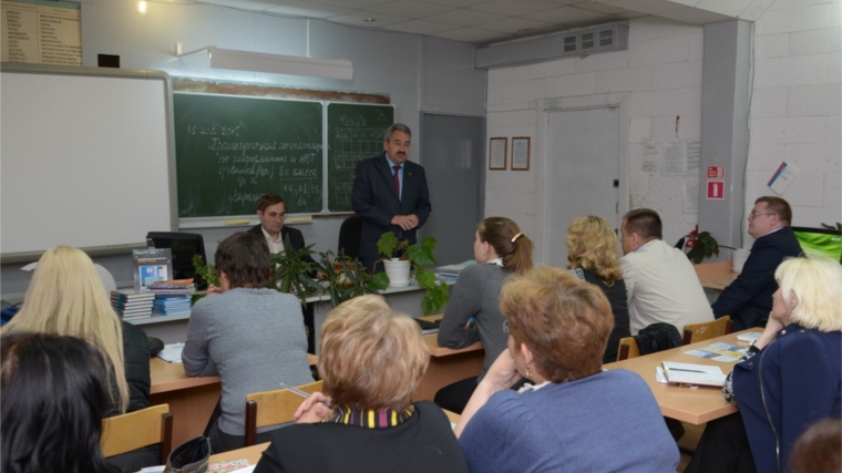 В рамках информдня глава города Леонид Черкесов встретился с преподавательским коллективом