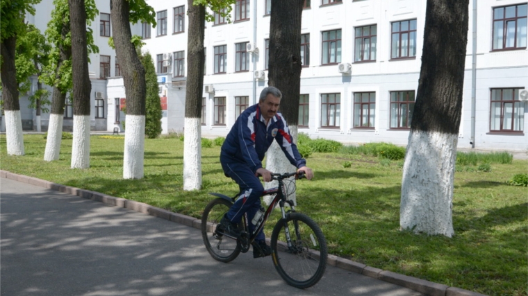 Глава города Чебоксары Леонид Черкесов поддержал всероссийскую акцию "На работу на велосипеде"