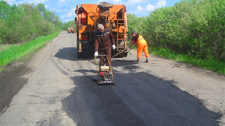 В Алатырском районе возобновлен ямочный ремонт автодорог
