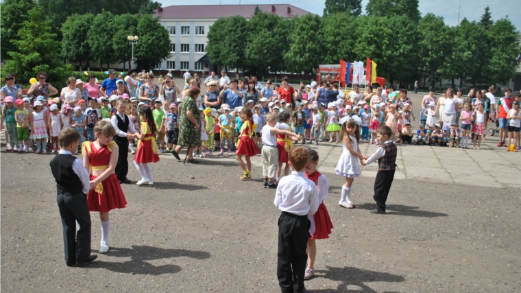 В Международный день защиты детей на центральной площади для юных жителей Шемуршинского района состоялся праздник «Быть счастливее поспешите, обнимите покрепче детей!»