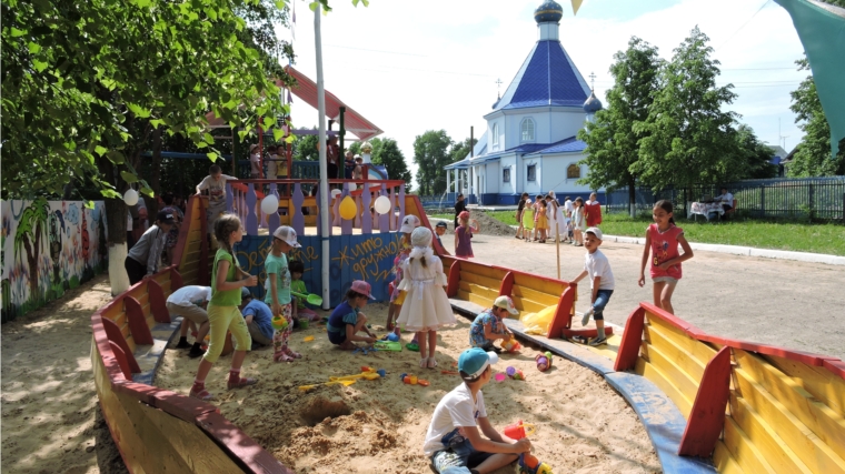 В День защиты детей на территории храма в селе Янтиково открыта детская площадка