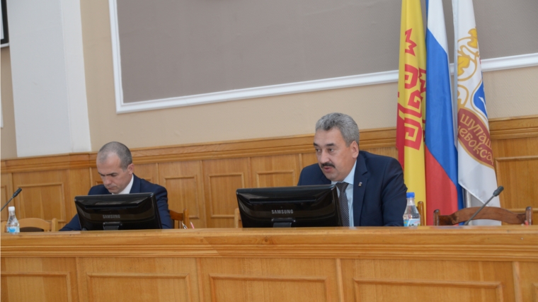 На еженедельной планерке Леонид Черкесов предложил привлечь чебоксарцев к праздничному оформлению города ко Дню России