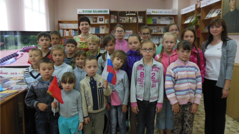 В Центральной библиотеке города Канаш прошел видео-час «Родина моя - Россия»