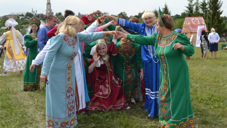 В День России в Порецком районе прошел праздник песни, труда и спорта «Акатуй-2015»