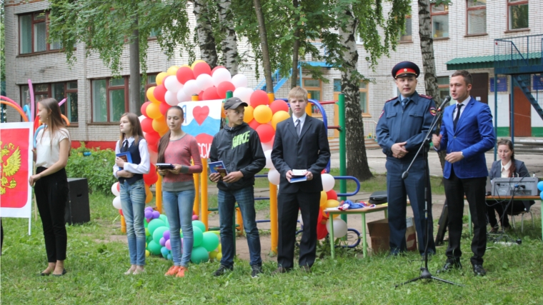 Юные горожане получили свой первый взрослый документ из рук депутатов ЧГСД Ильяса Калмыкова и Антона Ковалева