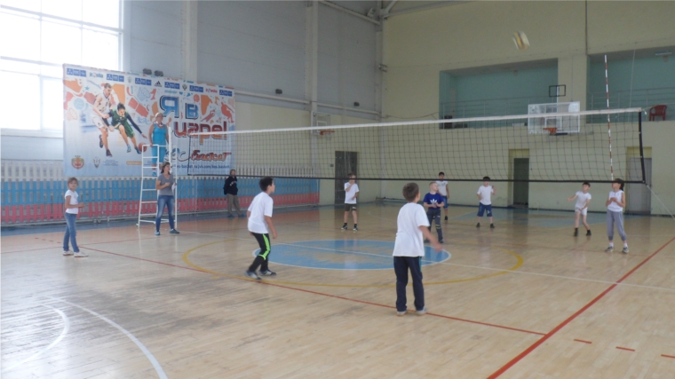 В спортивном зале ДЮСШ «Локомотив» г.Канаш продолжаются соревнования в рамках XI городской Спартакиады школьников, отдыхающих в пришкольных оздоровительных лагерях