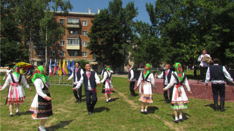 День Республики: яркая палитра народного творчества – на дворовом празднике в поселке Новые Лапсары