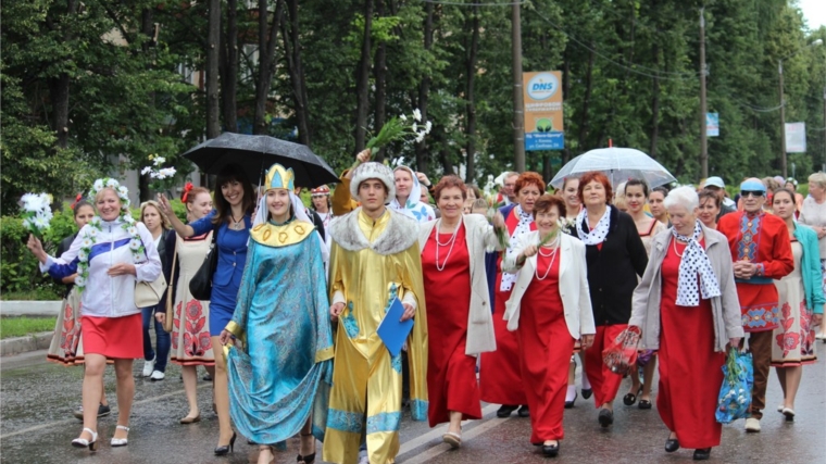 В день семьи, любви и верности семейные пары прошли по главной улице города Канаш
