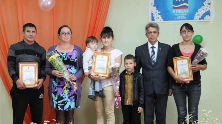 В День семьи, любви и верности многодетным семьям Шумерлинского района вручены сертификаты на право получения земельного участка