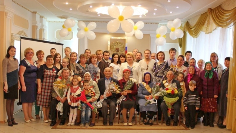 В рамках празднования Дня семьи, любви и верности в г.Ядрин состоялось чествование юбиляров семейной жизни