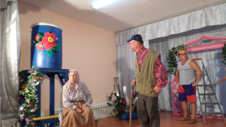 Артисты чувашского драмтеатра на сцене Атыковского сельского клуба