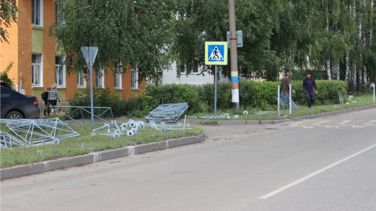 В городе Канаш продолжается работа по установке пешеходных ограждений в непосредственной близости образовательных организаций