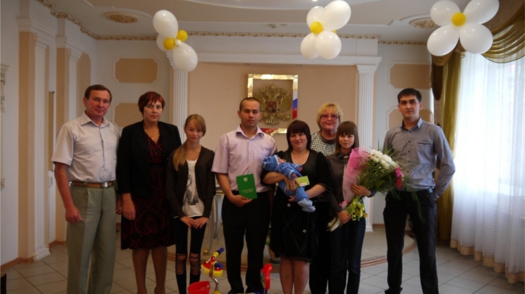 Глава Ядринской районной администрации Владимир Кузьмин поздравил семью Мефодьевых с рождением сына