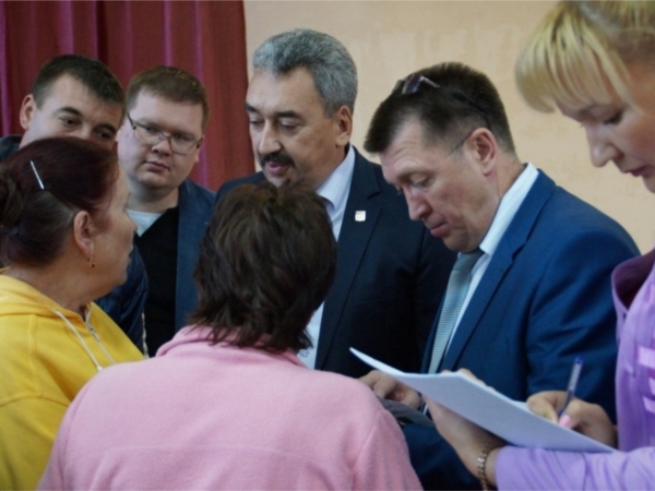 Леонид Черкесов обсудил с жителями города перспективы развития поселков Альгешево и Южный ("Чебоксары.ру")