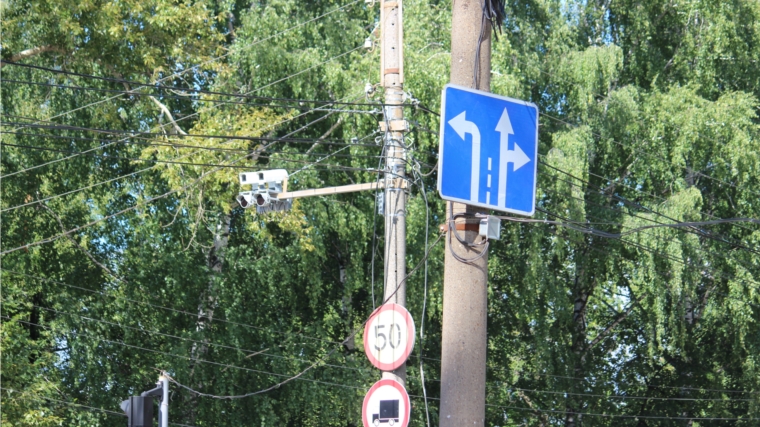 На перекрестке улиц Пушкина и 30 лет Победы установлены камеры видеонаблюдения и дополнительные дорожные знаки