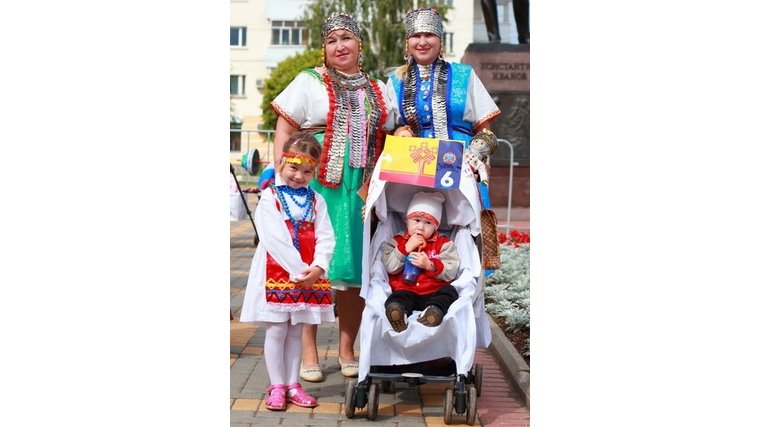 В Чебоксарах состоялся самый добрый и семейный фестиваль декорированных колясок «Аистенок»