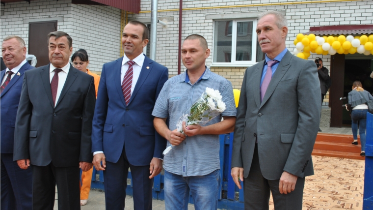 В Шемуршинском районе прошла торжественная церемония вручения ключей жителям многоквартирного дома