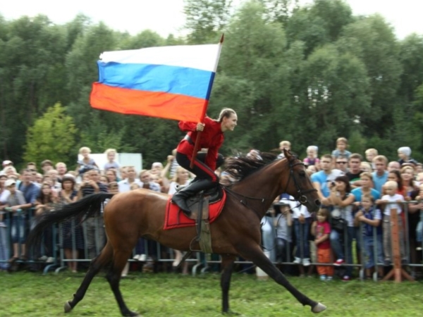 На день города мастера верховой езды устроили показательные выступления по джигитовке ("Новые Ведомости")