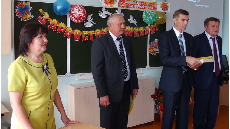 Глава администрации Комсомольского района Алексей Самаркин поздравил учащихся МБОУ &quot;Комсомольская СОШ №1&quot; с началом нового учебного года