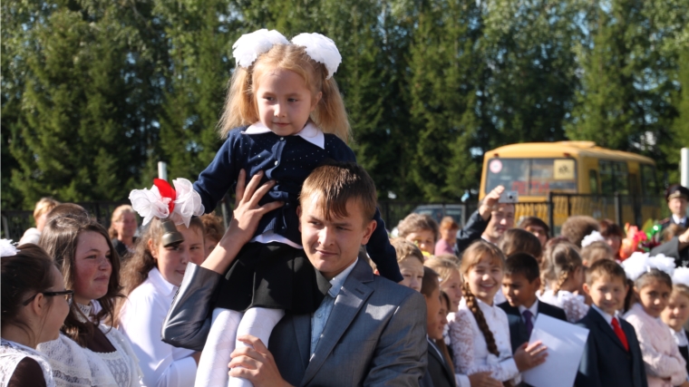 Руководитель Госветслужбы Чувашии Сергей Скворцов поздравил учеников Егоркинской школы Шумерлинского района с Днем знаний