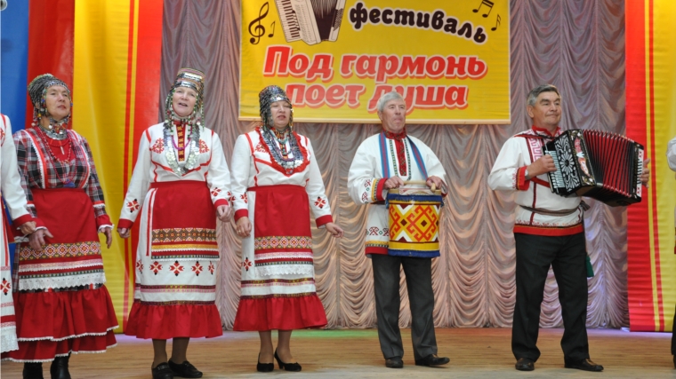 Михаил Игнатьев принял участие в VII фестивале творчества старшего поколения «Поет душа»