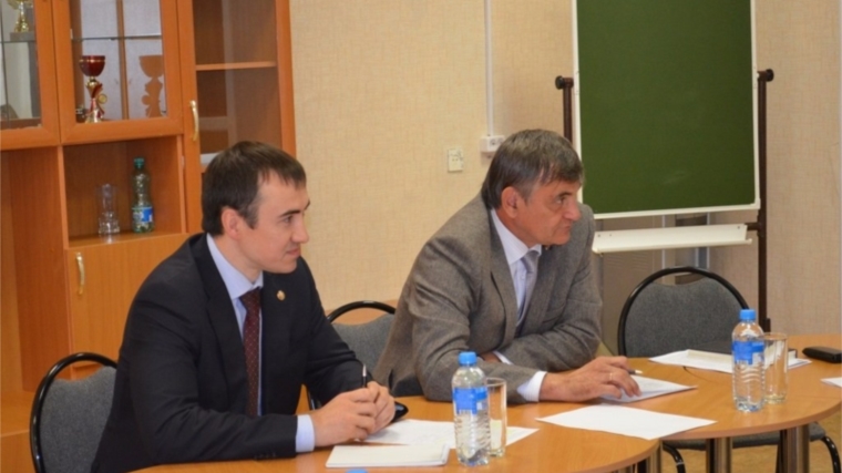 Министр экономического развития, промышленности и торговли Чувашии Владимир Аврелькин встретился с представителями бизнес-сообщества города Шумерли