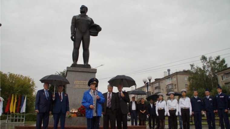 В день рождения космонавта Андрияна Николаева в Чебоксарах состоялась торжественная церемония возложения цветов