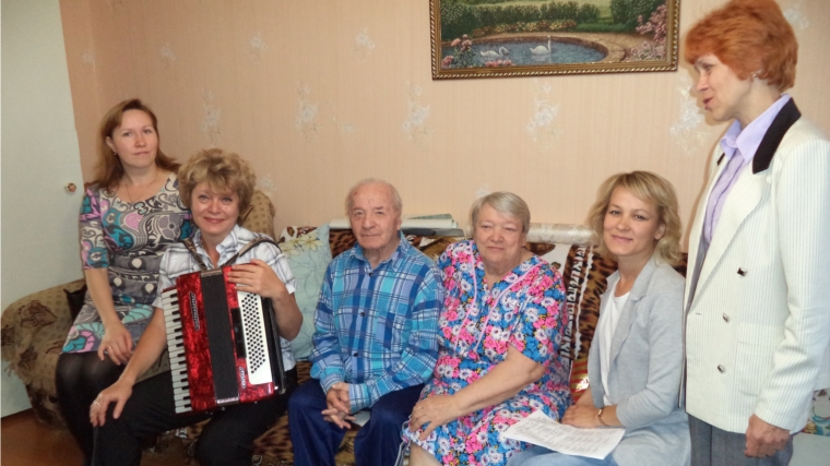 Поздравление с 55-летием совместной жизни накануне Дня пожилых людей в ТОС «Волжский»