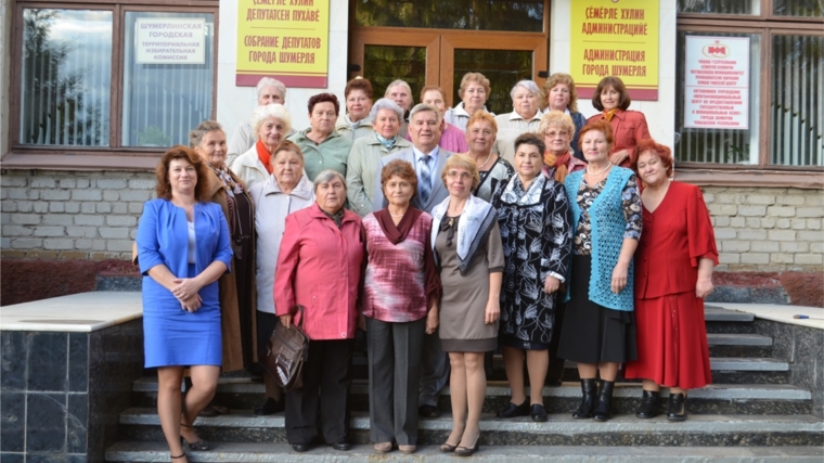 В администрации города Шумерли поздравили ветеранов и бывших работников с Международным днем пожилых людей