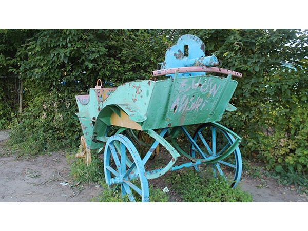 Тачанка в кустах