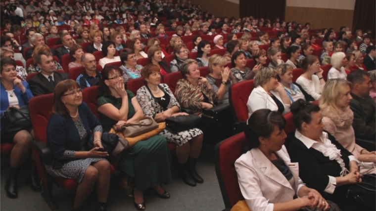 В Новочебоксарске состоялось торжественное мероприятие ко Дню дошкольного работника и Дню учителя