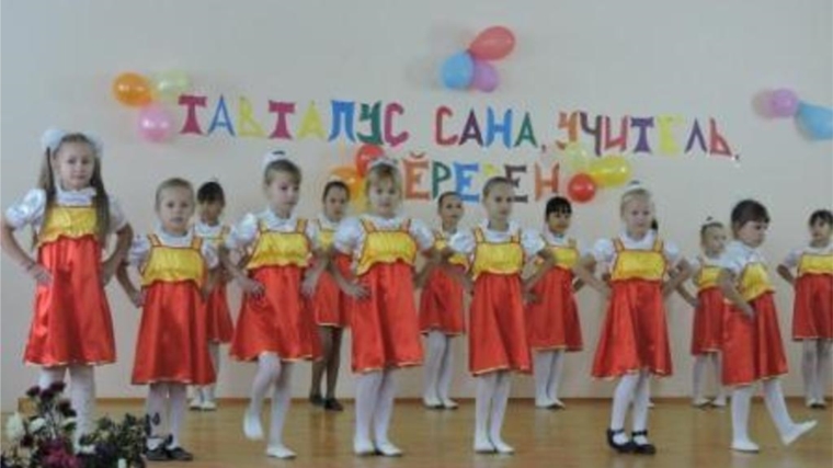 Каждый год в МБОУ «Карамышевская СОШ» поздравляют учителей
