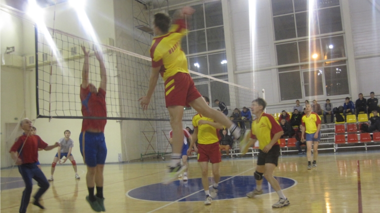 В спортивном зале ДЮСШ «Локомотив» стартовал розыгрыш звания чемпиона города Канаш по волейболу среди мужских команд 2015 года
