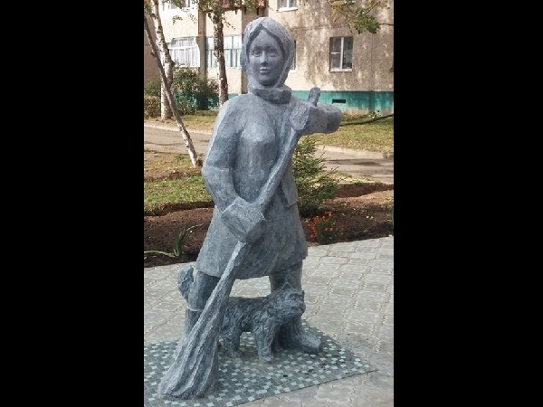 В Чебоксарах поставили памятник дворничихе с котом