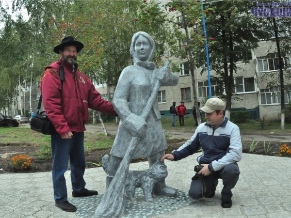 Девушка с метлой