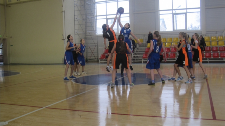 Спортивный зал ДЮСШ «Локомотив» на время стал центром проведения игр первенства Чувашской Республики по баскетболу