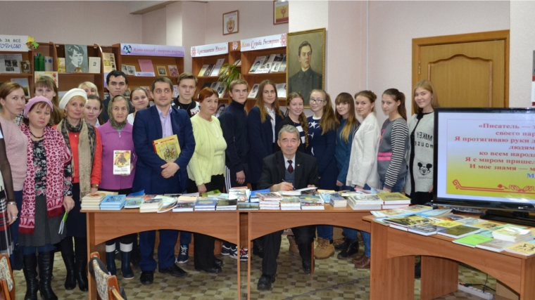 Жители г. Канаш встретились с чувашским писателем Михаилом Юхмой