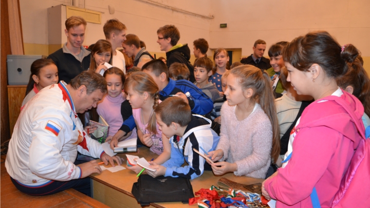 _Встречу со школьниками в Алатыре провел президент Федерации бокса Чувашской Республики Валерий Лаптев