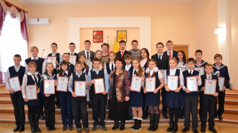 В рамках Единого информационного молодежного дня учащимся школ вручили Сертификаты на присуждение именной стипендии главы администрации Порецкого района