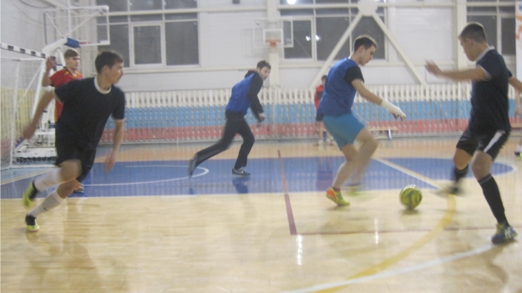 В спортивном зале ДЮСШ «Локомотив» стартовал чемпионат города Канаш по мини-футболу сезона 2015 года