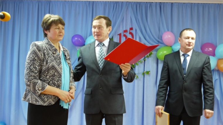 Глава Ядринской районной администрации Владимир Кузьмин сегодня поздравил коллектив Балдаевской школы с 155-летием со дня его открытия