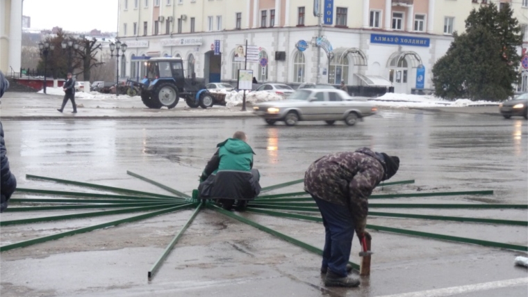 В Чебоксарах на площади Республики начали монтаж новой городской ели