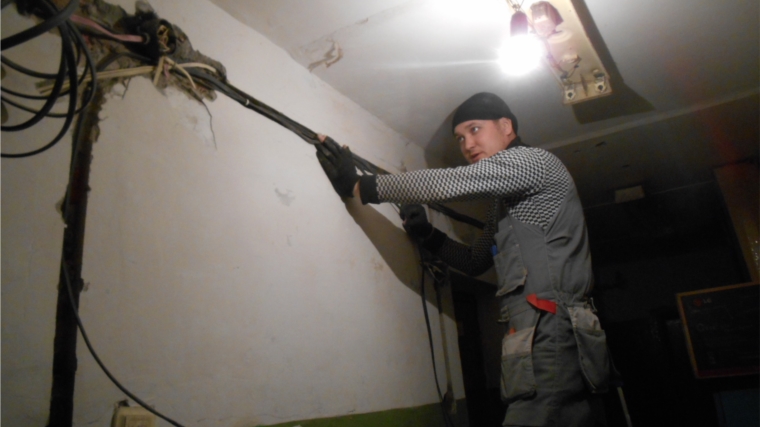 В бывших общежитиях города Чебоксары завершаются работы по замене электропроводки